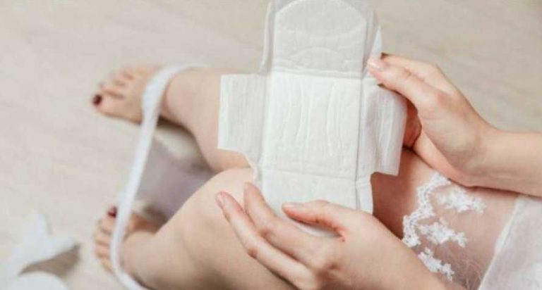 Look At Your Menstrual Pad! Your Health Might Be In Danger!